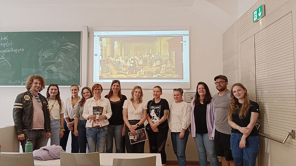 Julia Sommer, Claudia Koch und Studierende